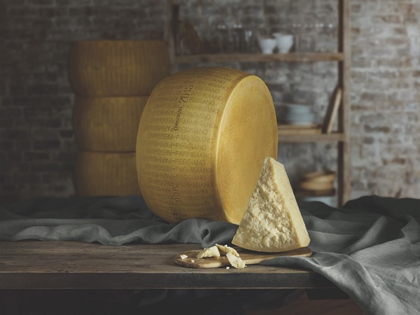 Festività 2022: Il Parmigiano Reggiano al centro delle tavole degli Italiani +17,4% le vendite nella distribuzione italiana